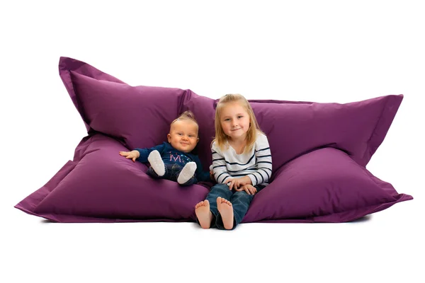 Two sister sitting on beanbag — Stock Photo, Image