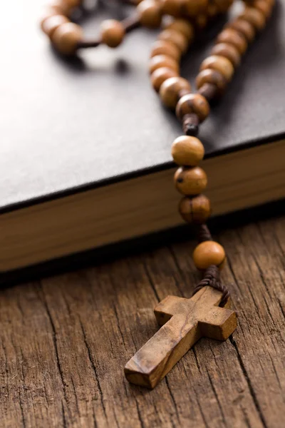 Trä radband pärlor och Bibeln — Stockfoto