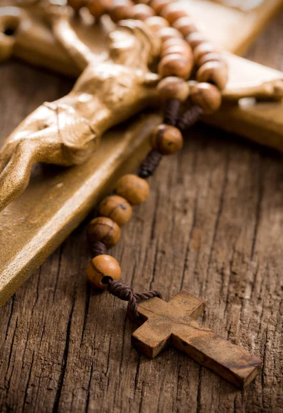 Rosario in legno perline e crocifisso — Foto Stock