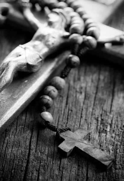 Contas de rosário de madeira e crucifixo — Fotografia de Stock