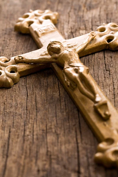 Crucifix sur fond en bois — Photo