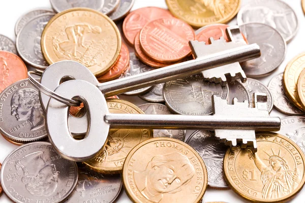 Säker nyckel med mynt — Stockfoto