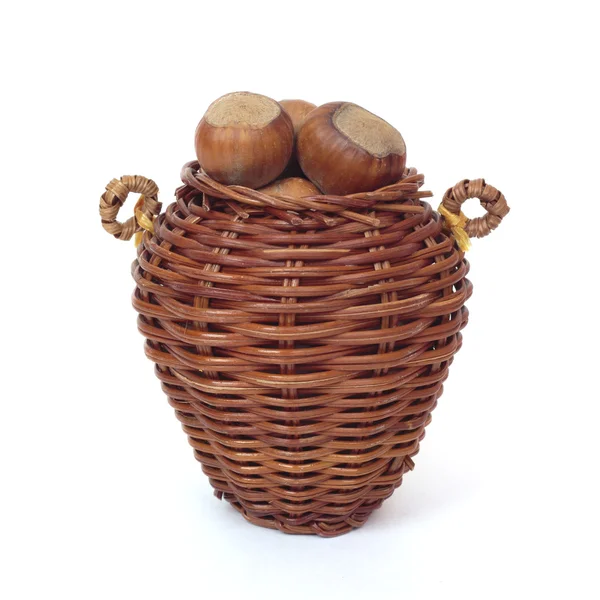 Плетений кошик з лісовими горіхами — стокове фото