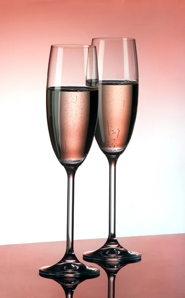 İki bardak pembe şampanya. — Stok fotoğraf