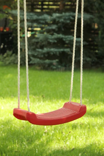 Röda garden swing — Stockfoto
