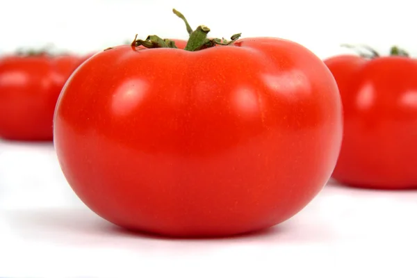 Frische und rote Tomaten — Stockfoto