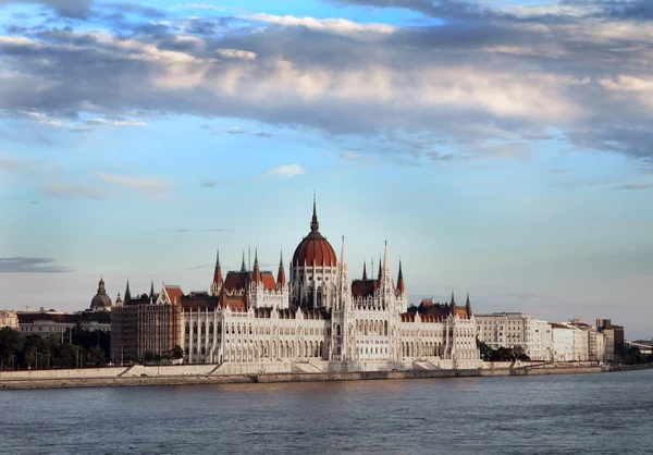 Macaristan Parlamentosu'nun Panoraması — Stok fotoğraf
