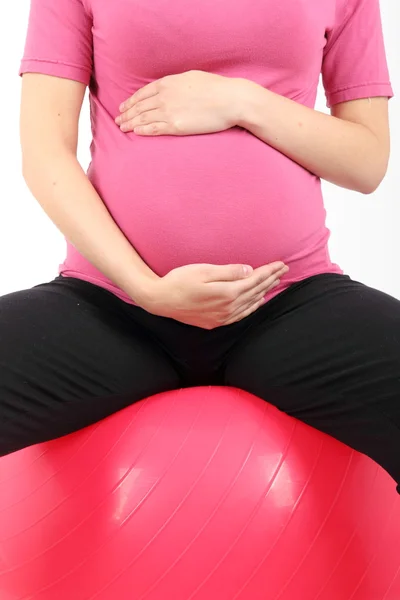 Беременная женщина с гимнастическим мячом — стоковое фото