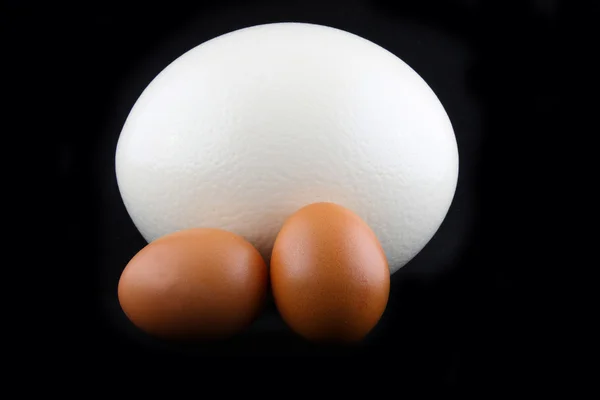 Яйця на чорному — стокове фото