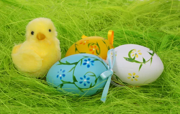 Piccolo pulcino di Pasqua giallo e colorato uova di Pasqua — Foto Stock