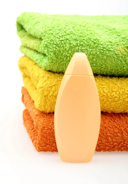 Badkamer handdoeken en fles van zeep — Stockfoto