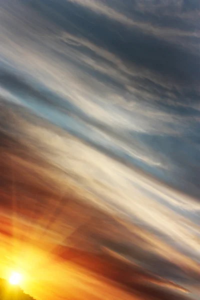 Ανατολή του ηλίου σε μια γωνία με την πολύχρωμη ουρανό — Φωτογραφία Αρχείου