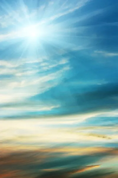 Небесно-блакитний фон з масивними хмарами — стокове фото
