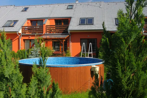 Familjens hus med swimmingpool — Stockfoto