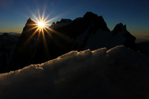 Nascer do sol nas montanhas — Fotografia de Stock