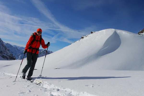 在阿尔卑斯山滑雪旅游 — 图库照片