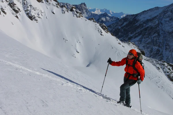 スキーの冬の登頂 — ストック写真
