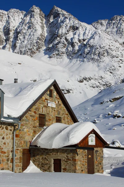 Гірська хатина взимку — стокове фото