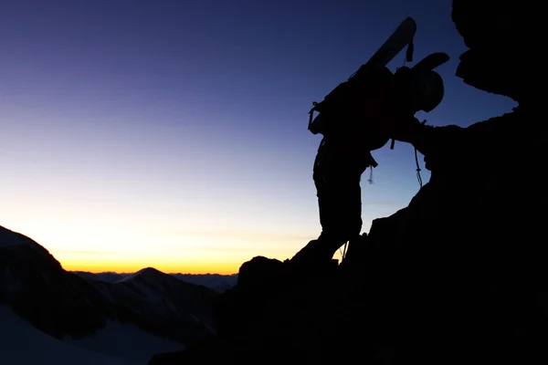 Силуэт альпинистов — стоковое фото