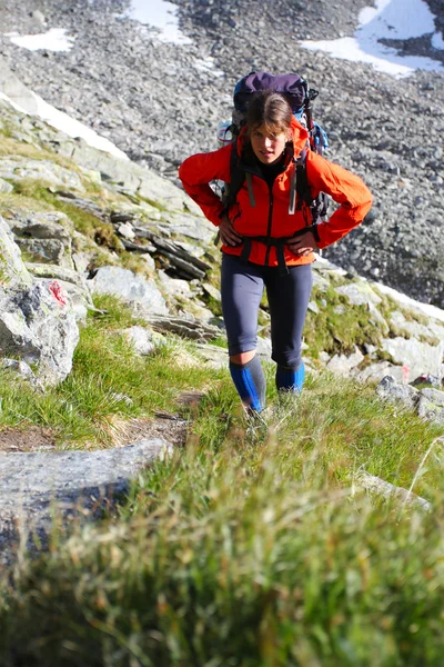 Jeune femme trekking dans les montagnes — Photo