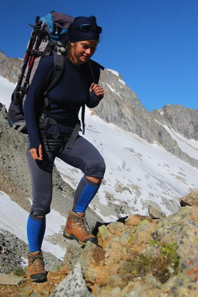 若い女性の山でトレッキング — ストック写真