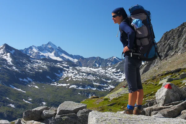 Backpacker στα βουνά απολαμβάνοντας τη θέα — Φωτογραφία Αρχείου
