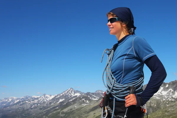 Mujer joven montañista — Foto de Stock