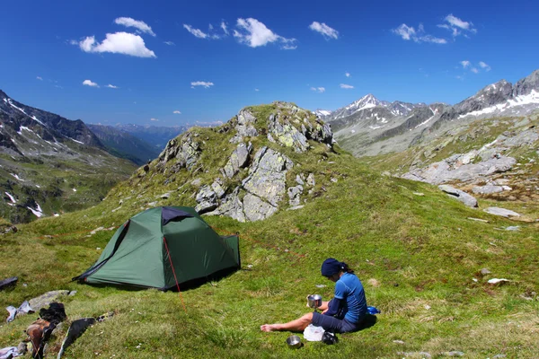 山の中でキャンプし — ストック写真