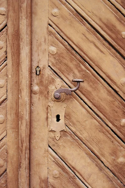 Закрытая и запертая старая дверь — стоковое фото