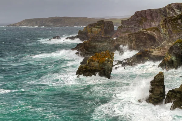 Irische Küste mit riesigen Wellen — Stockfoto