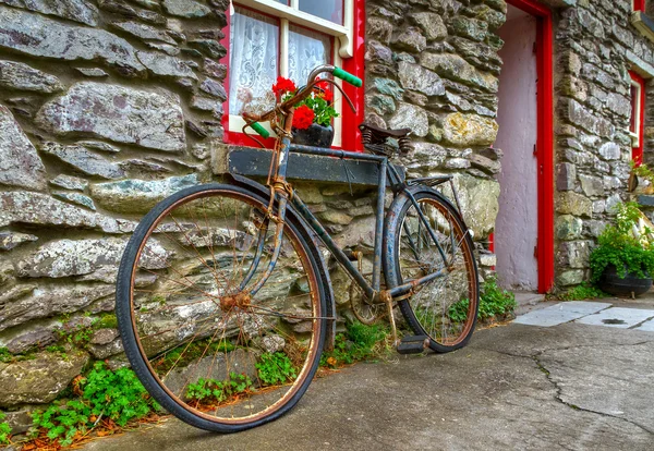 Velha bicicleta enferrujada — Fotografia de Stock
