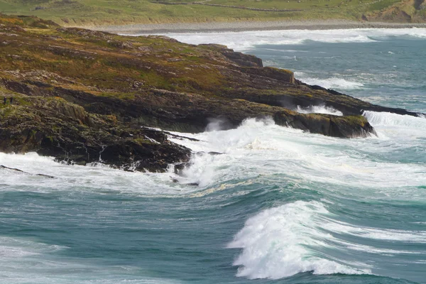 Côte irlandaise avec d'énormes vagues — Photo