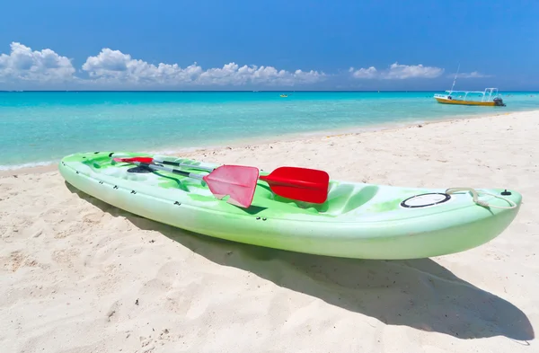 Kayak on the beach — Stock Photo, Image