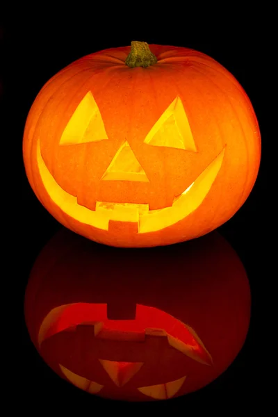 Тыква на Хэллоуин с отражением — стоковое фото