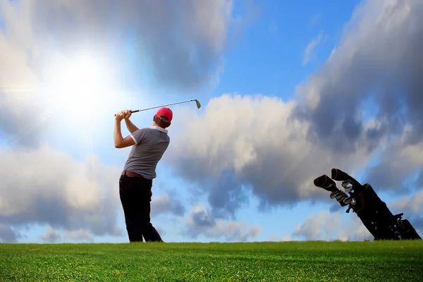 Az idilli golfpályán játszik — Stock Fotó
