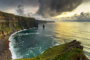 gün batımında moher kayalıklarla