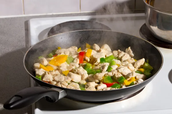 Frying pieces of chicken — Stock Photo, Image