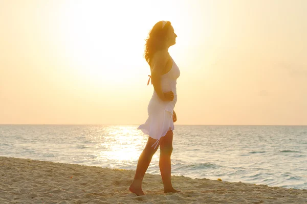 Mooie vrouw op het strand — Stockfoto