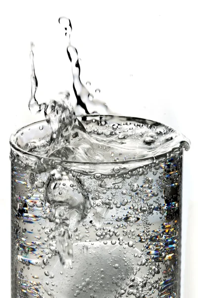 Perlivá voda s spalsh — Stock fotografie
