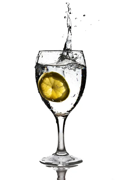 Fetta di limone caduta nel bicchiere — Foto Stock