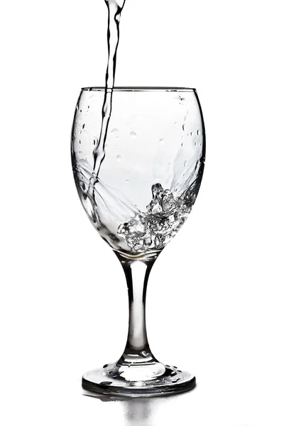 Вода льется в стекло — стоковое фото