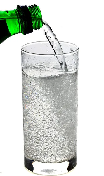 Bebida efervescente derramada em um copo — Fotografia de Stock