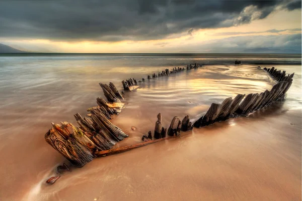 Nave naufragio sulla spiaggia di Rossbeigh — Foto Stock