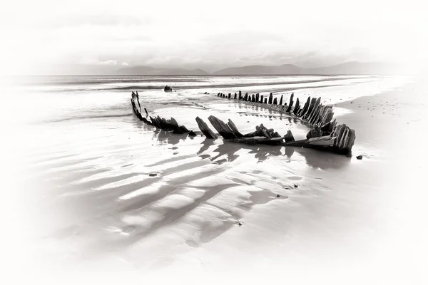 Barco de sol naufrágio na praia de Rossbeigh — Fotografia de Stock