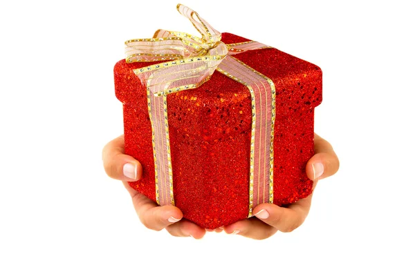 Ręce dając prezent na Boże Narodzenie — Zdjęcie stockowe