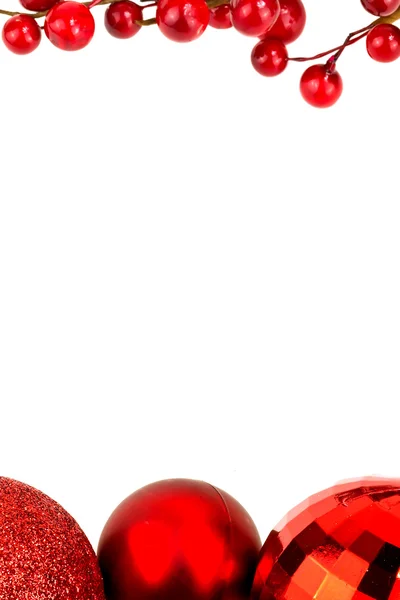 Christbaumkugeln und rote Beeren — Stockfoto