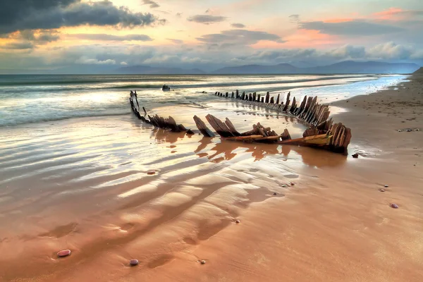 Nave naufragio sulla spiaggia di Rossbeigh — Foto Stock