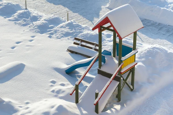 Parque infantil en el paisaje invernal —  Fotos de Stock