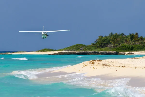 Tanière, avion, avion de ligne, avion, avion aviatitouriste au-dessus de la plage des Caraïbes — Photo