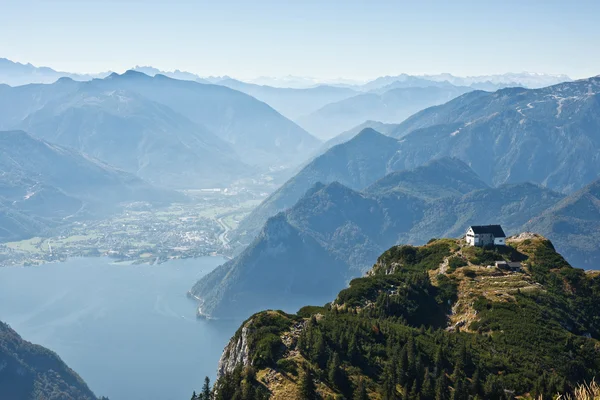 Uitzicht op de bergen met een meer traunsee in Oostenrijk — Stockfoto